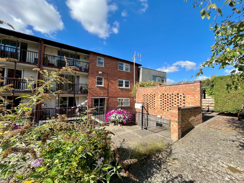 2 bed flat for sale in The Maltings, Saffron Walden CB10, £250,000
