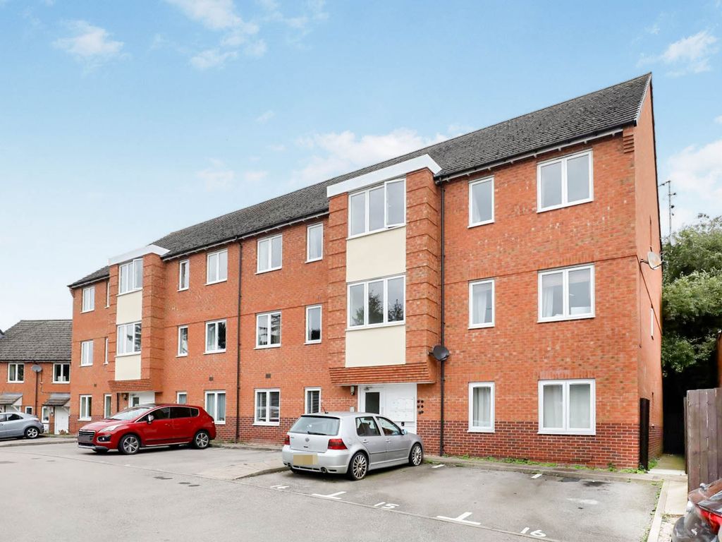 2 bed flat for sale in Westgate Close, Warwick CV34, £87,500