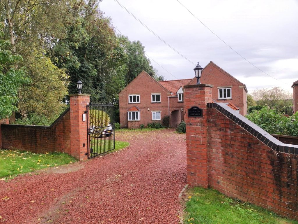 2 bed flat for sale in Ouston Lane, Tadcaster LS24, £160,000