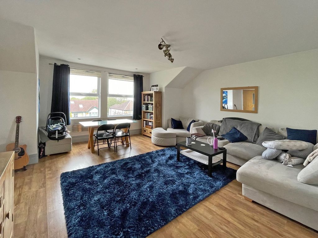 2 bed flat for sale in Leeds Road, Harrogate HG2, £249,000
