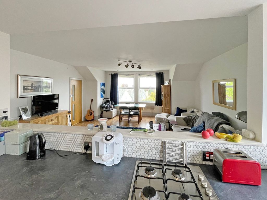2 bed flat for sale in Leeds Road, Harrogate HG2, £249,000