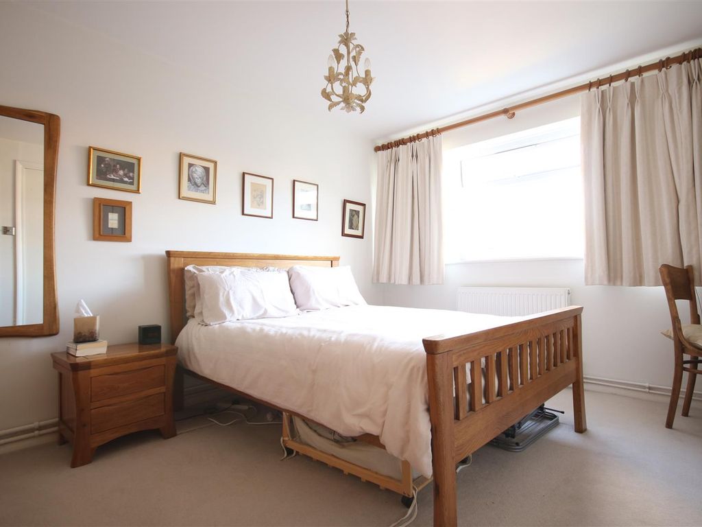 1 bed flat for sale in The Street, Ashtead KT21, £220,000