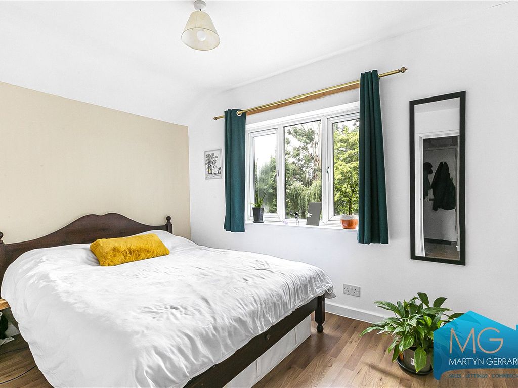 1 bed flat for sale in Glyn Avenue, Barnet EN4, £255,000