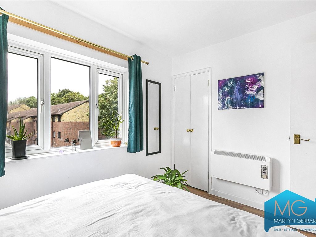 1 bed flat for sale in Glyn Avenue, Barnet EN4, £255,000