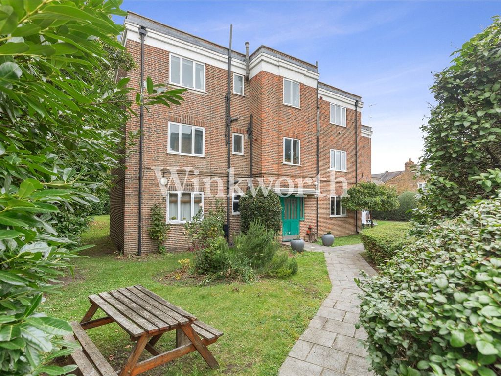 1 bed flat for sale in Langham Close, London N15, £300,000