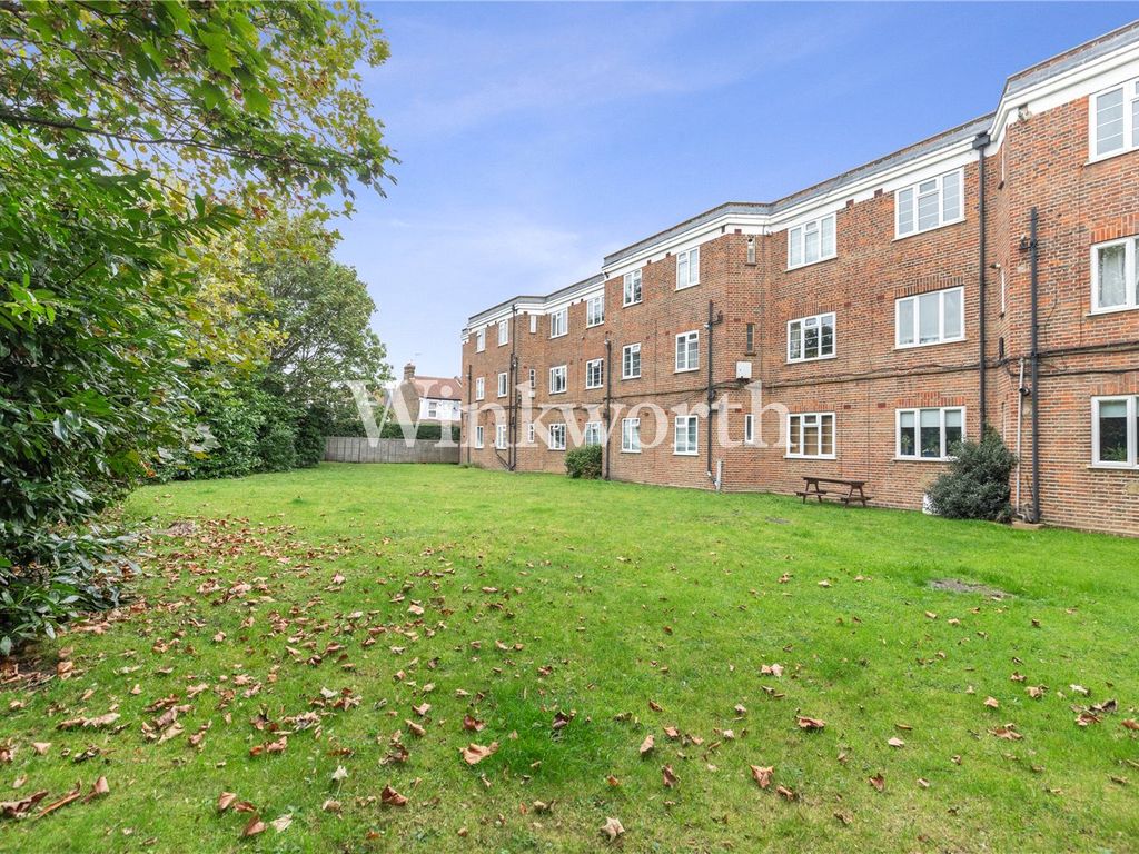 1 bed flat for sale in Langham Close, London N15, £300,000