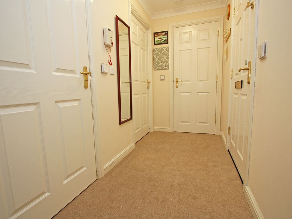 1 bed flat for sale in Cobbett Court, Hammond Close, Highworth SN6, £140,000