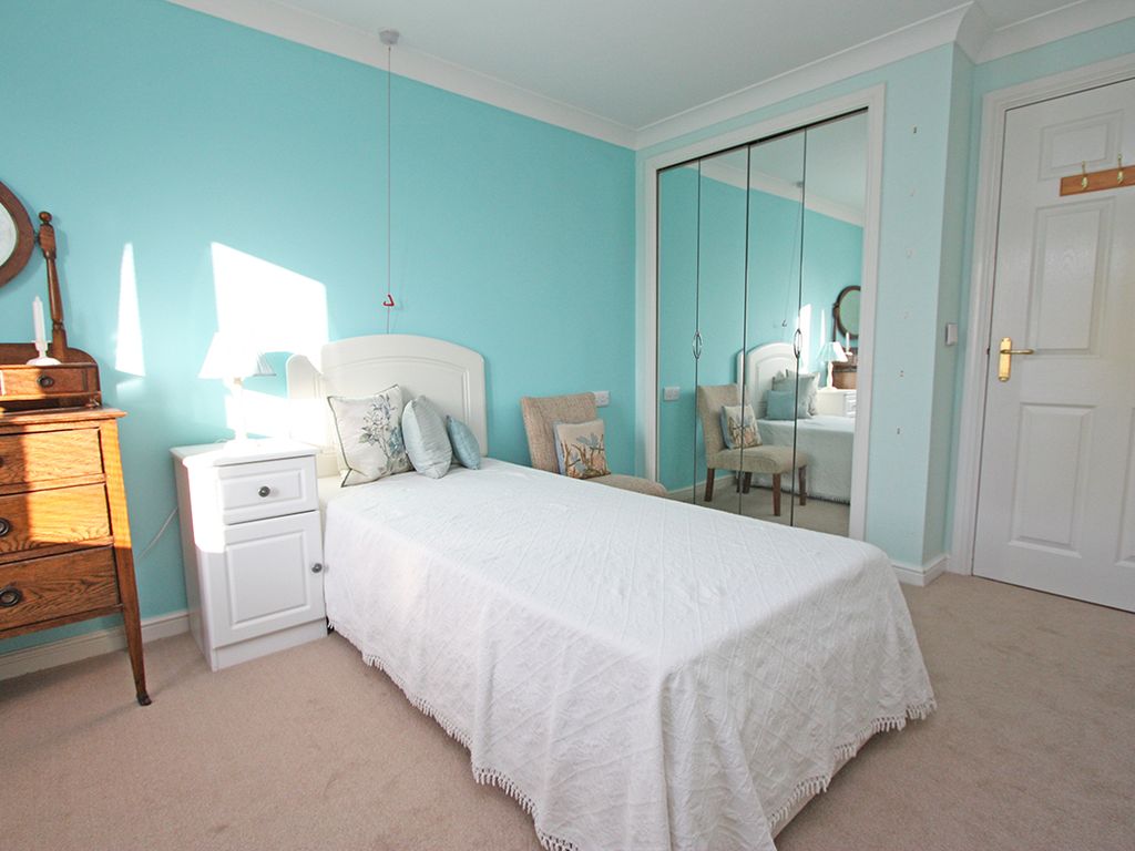 1 bed flat for sale in Cobbett Court, Hammond Close, Highworth SN6, £140,000