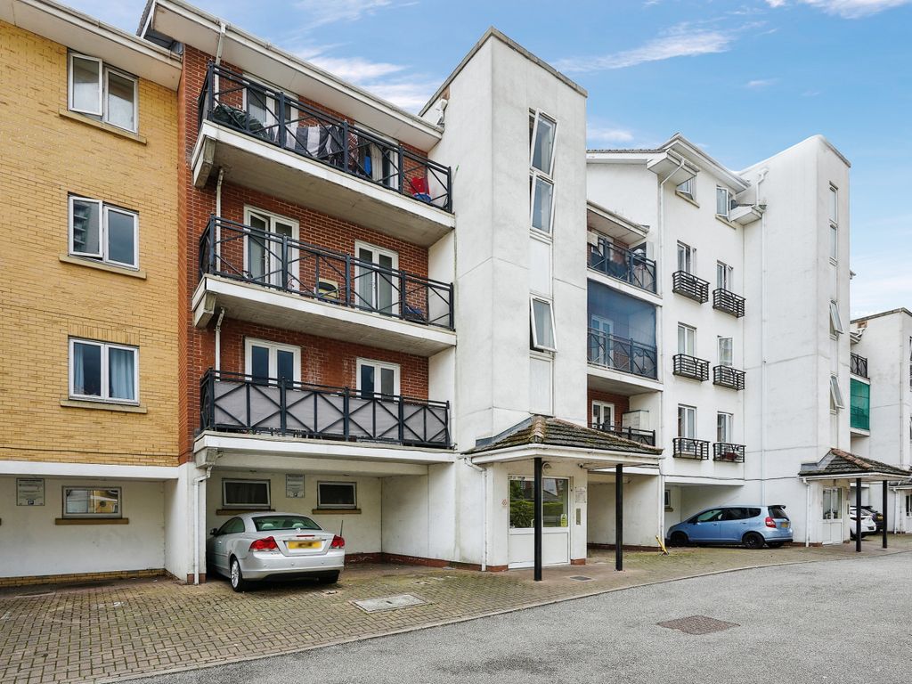 2 bed flat for sale in Hermitage Close, London SE2, £290,000