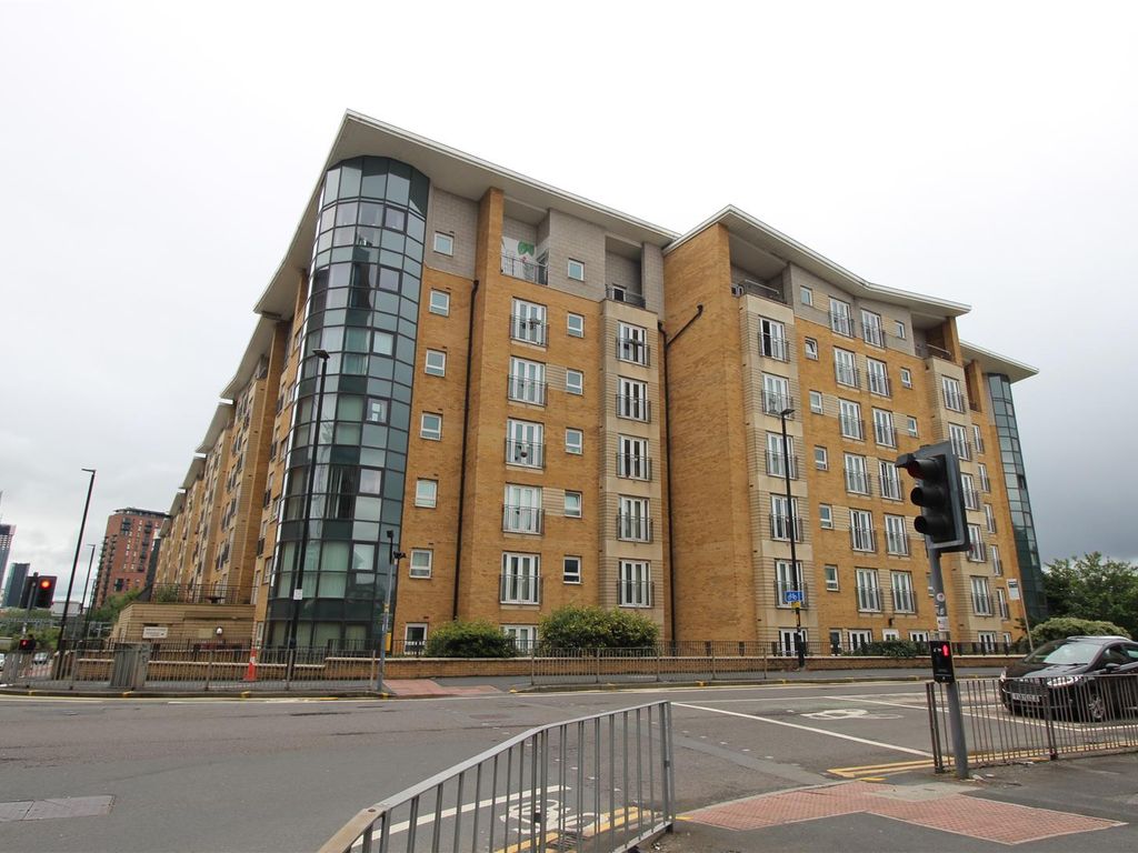 2 bed flat for sale in Middlewood Street, Salford M5, £159,500