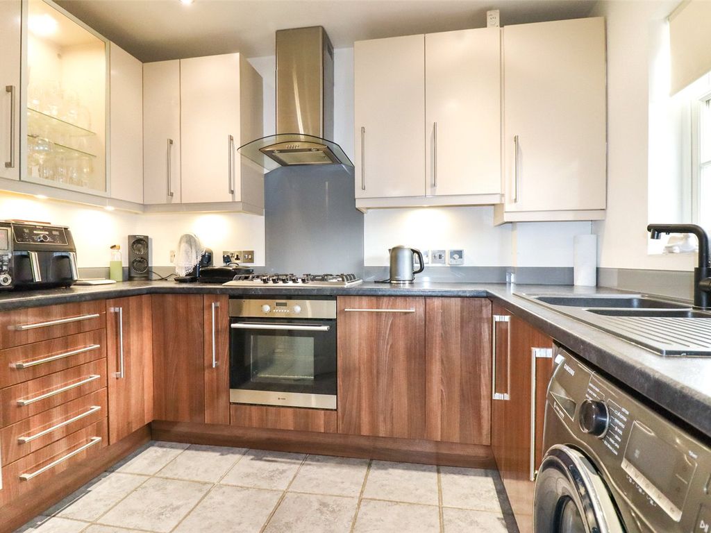 2 bed flat for sale in Markham Court, Camberley, Surrey GU15, £270,000