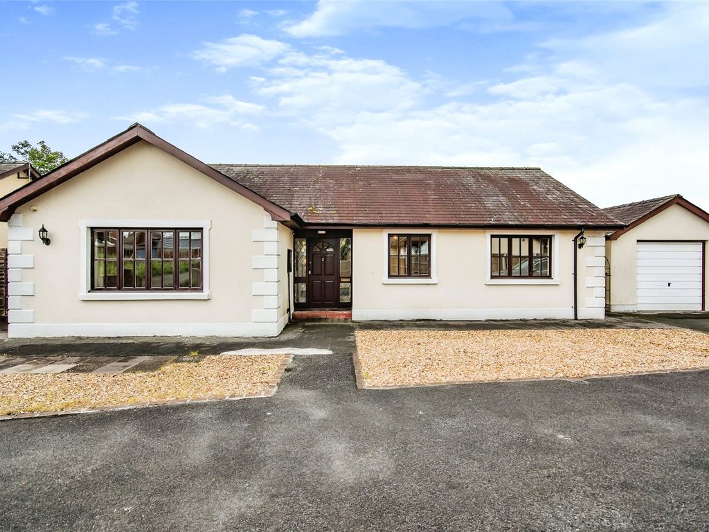 3 bed bungalow for sale in Heol Royston, Llandovery, Carmarthenshire SA20, £275,000