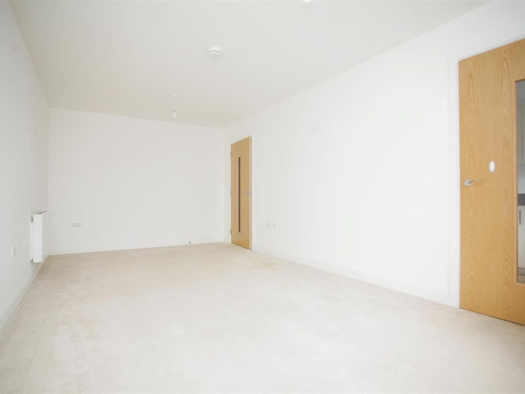 1 bed flat for sale in Church Street, Nuneaton, Warwickshire CV11, £180,000
