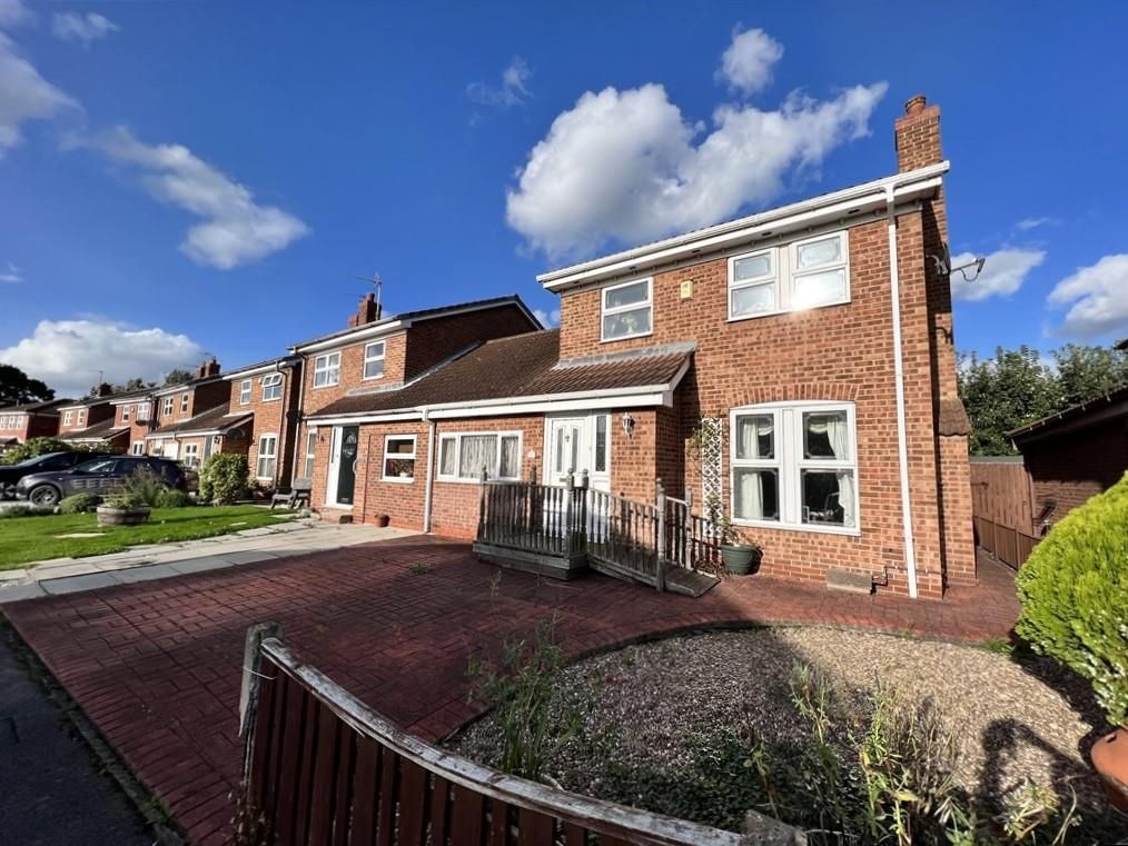 4 bed link-detached house for sale in Villa Close, Hemingbrough, Selby YO8, £200,000