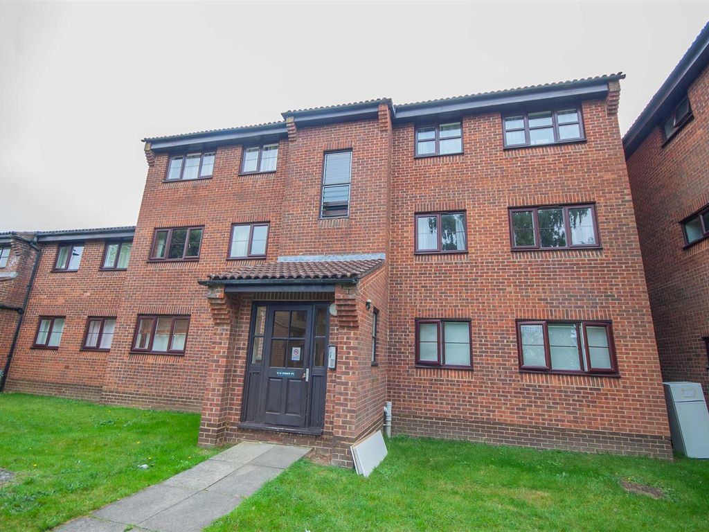 2 bed flat for sale in Clematis Tye, Springfield, Chelmsford CM1, £195,000