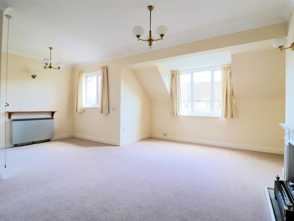1 bed flat for sale in Blenheim Court, Back Lane, Winchcombe GL54, £110,000