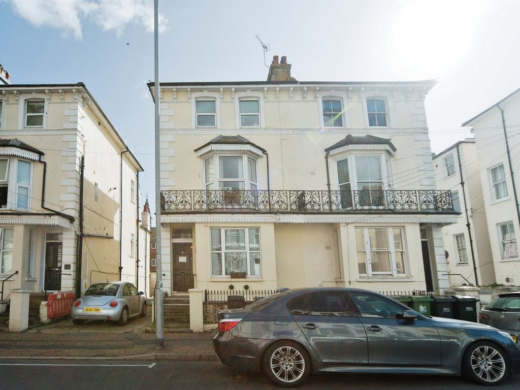 2 bed flat for sale in Pevensey Road, Eastbourne BN21, £180,000