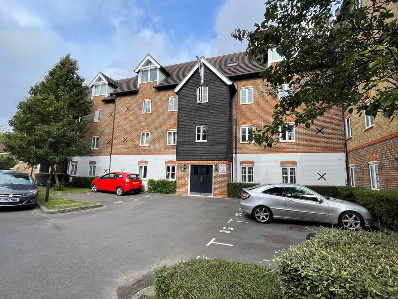 2 bed flat for sale in Fryers Lane, High Wycombe HP12, £235,000