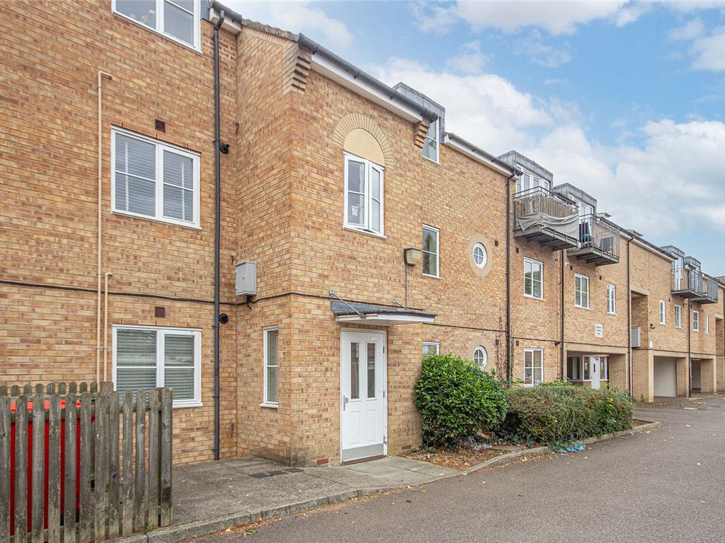 2 bed flat for sale in Maidensfield, Welwyn Garden City, Hertfordshire AL8, £265,000