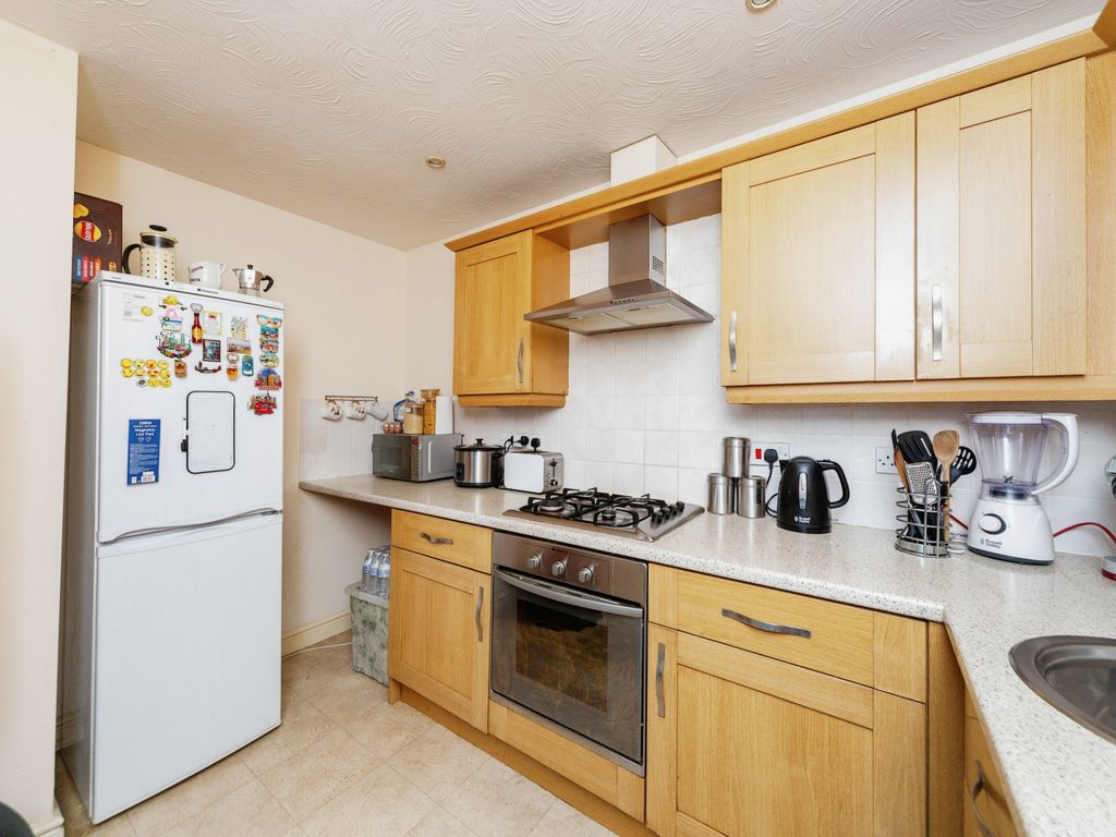 2 bed flat for sale in Rhodfa Cowlyd, Prestatyn, Denbighshire LL19, £110,000