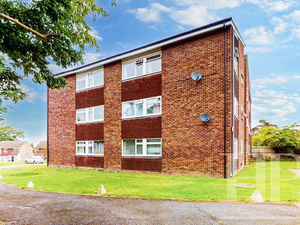 2 bed flat for sale in Hillmead, Crawley RH11, £200,000