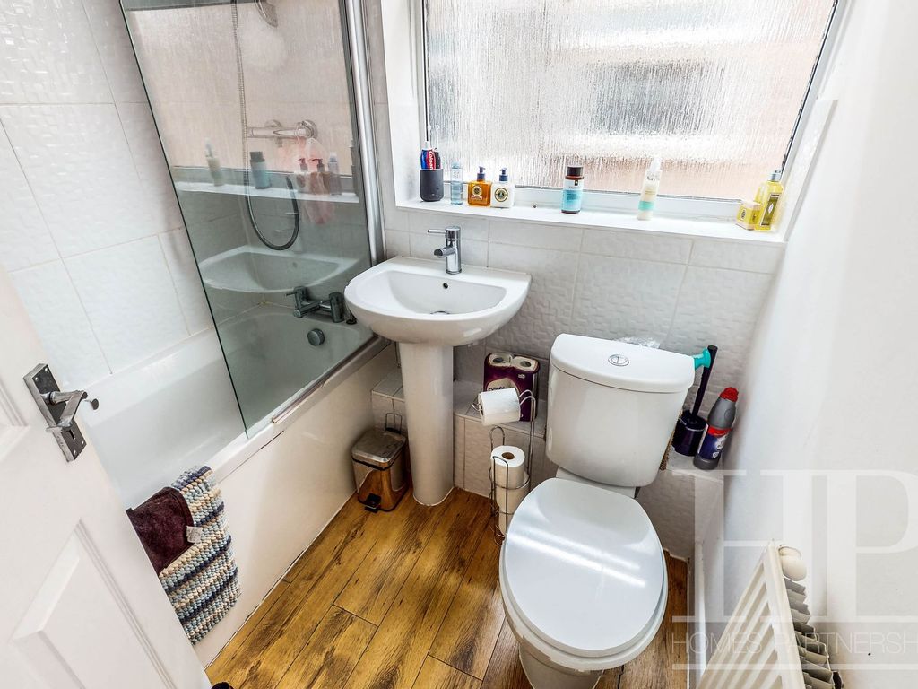 2 bed flat for sale in Hillmead, Crawley RH11, £200,000