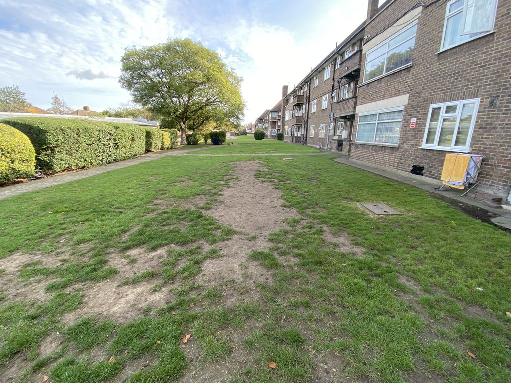 2 bed terraced house for sale in Parklands Court, Great West Road, Hounslow, Greater London TW5, £325,000