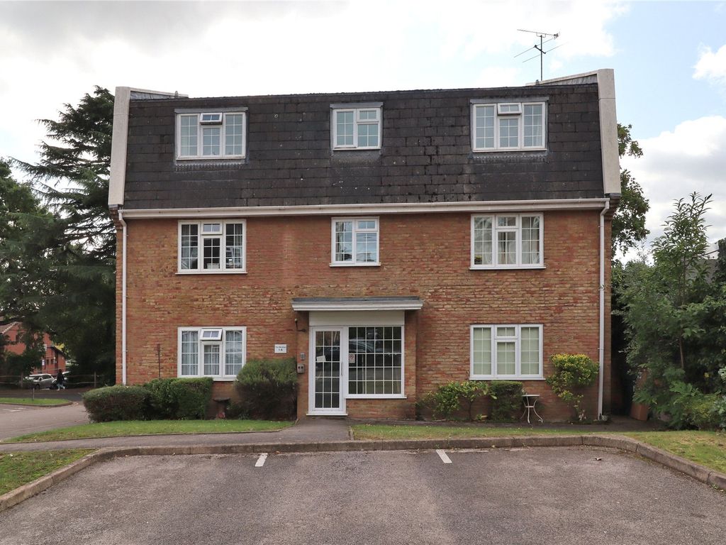 1 bed flat for sale in Woking, Surrey GU22, £240,000