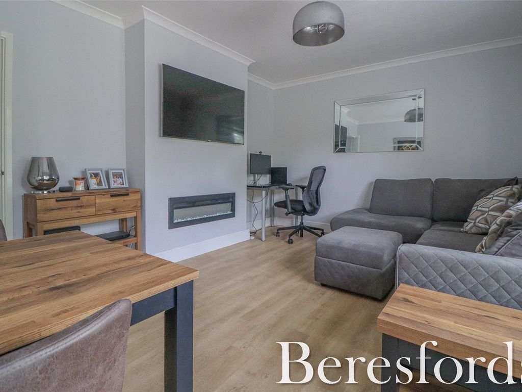 2 bed flat for sale in Bridge Avenue, Upminster RM14, £290,000