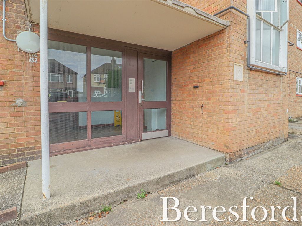 2 bed flat for sale in Bridge Avenue, Upminster RM14, £290,000