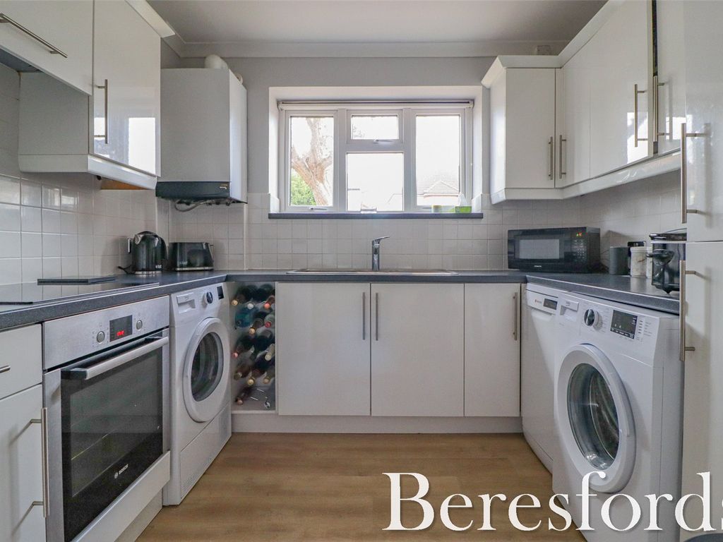 2 bed flat for sale in Bridge Avenue, Upminster RM14, £290,000