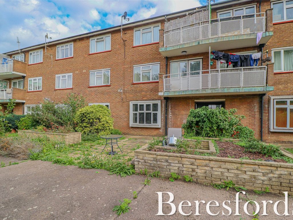 2 bed flat for sale in Bridge Avenue, Upminster RM14, £290,000