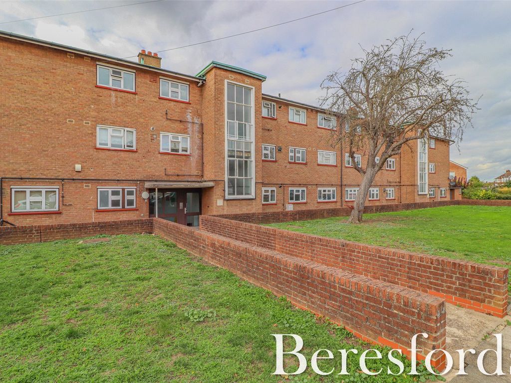 2 bed flat for sale in Bridge Avenue, Upminster RM14, £290,000
