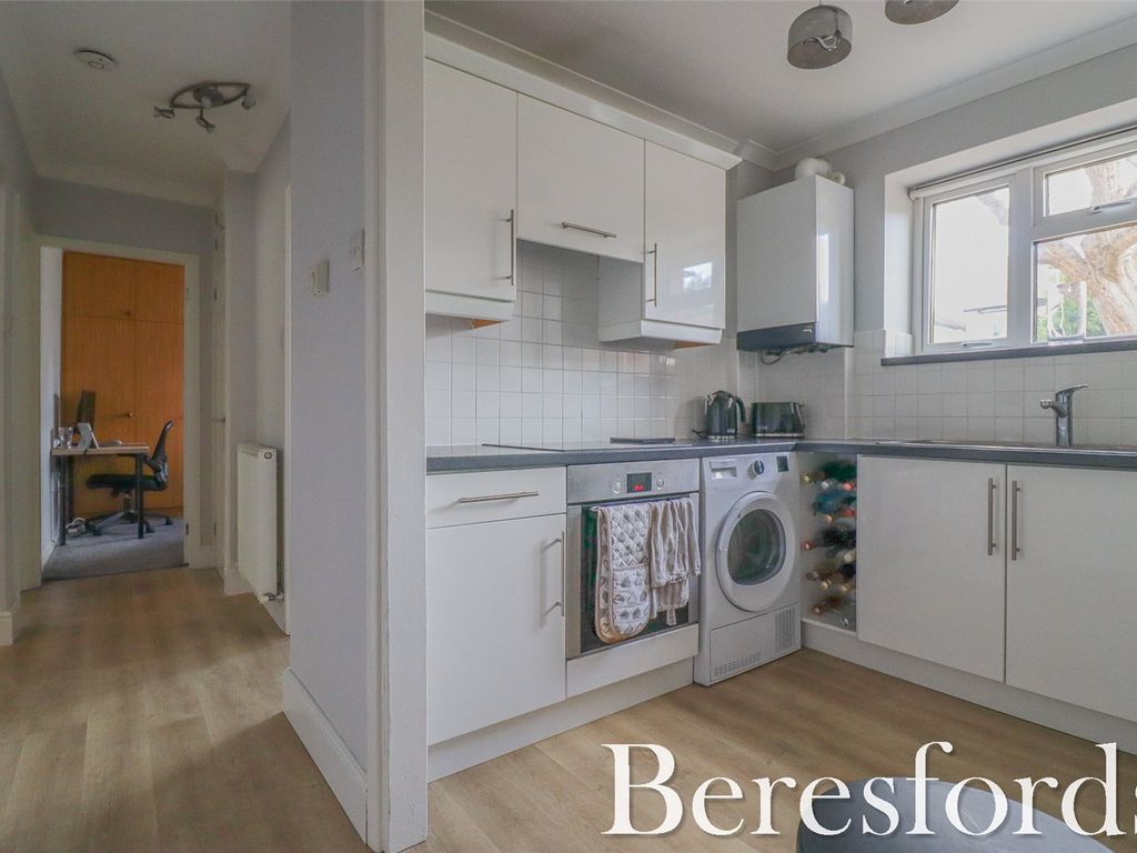 2 bed flat for sale in Bridge Avenue, Upminster RM14, £290,000