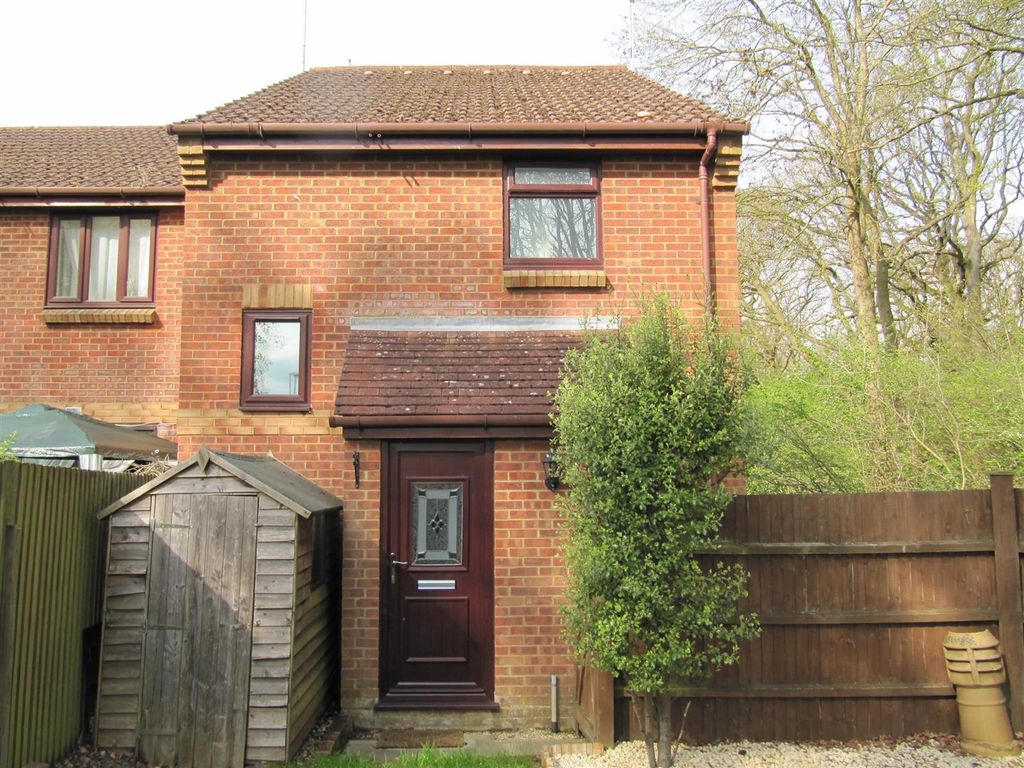 1 bed end terrace house for sale in Long Copse Chase, Chineham, Basingstoke RG24, £195,000