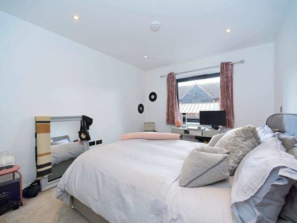 2 bed flat for sale in Godalming, Surrey GU7, £335,000