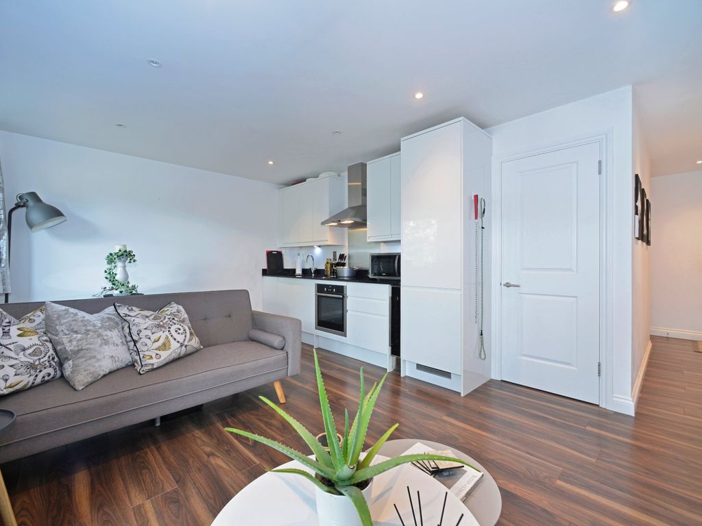 2 bed flat for sale in Godalming, Surrey GU7, £335,000