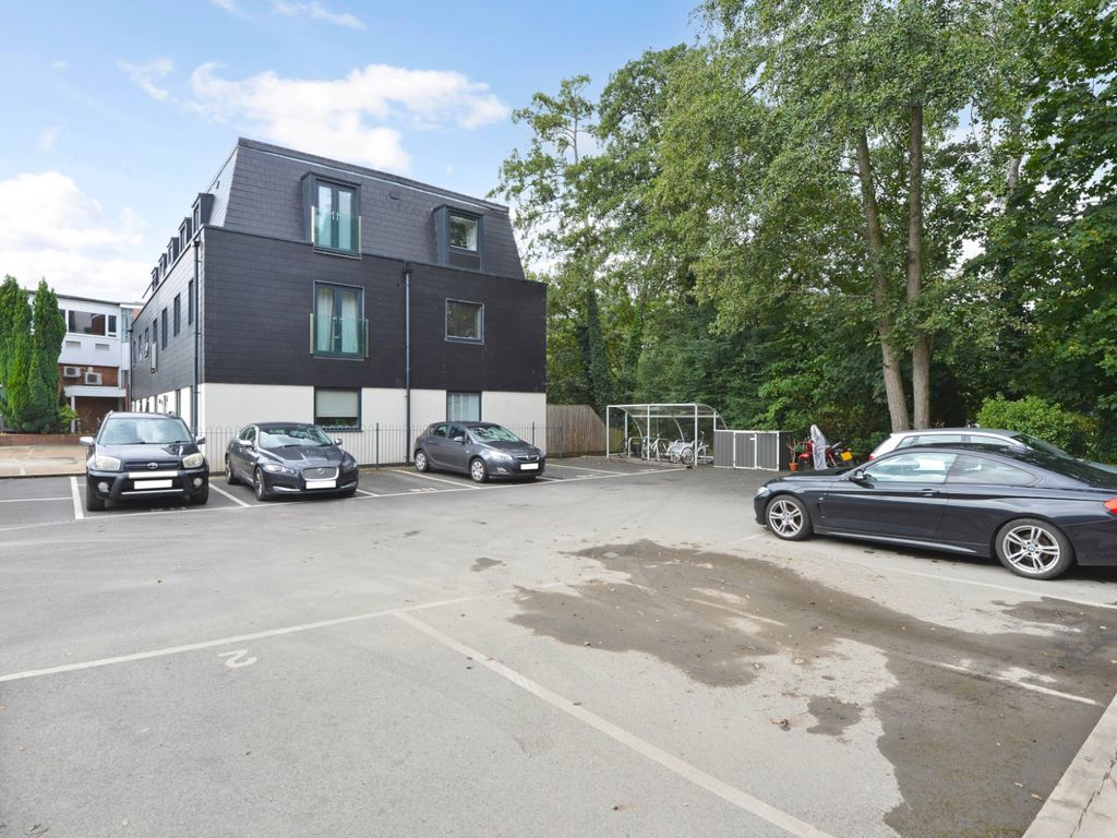 2 bed flat for sale in Godalming, Surrey GU7, £335,000