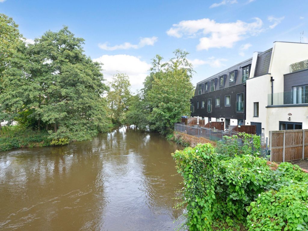 2 bed flat for sale in Godalming, Surrey GU7, £335,000