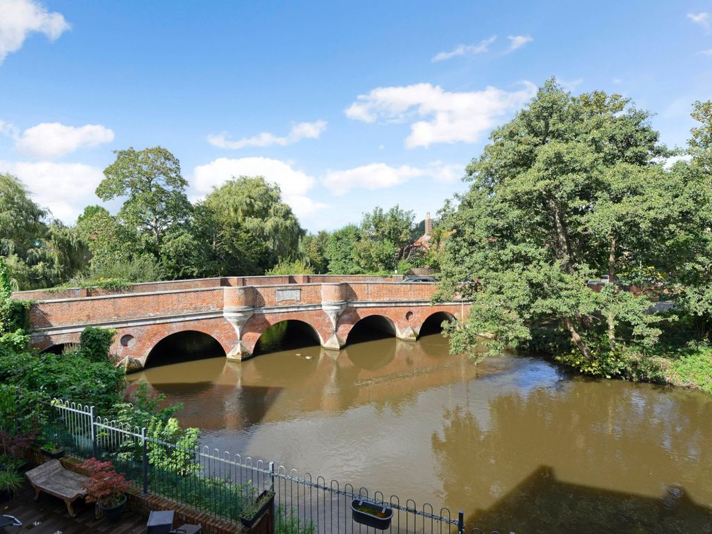 2 bed flat for sale in Godalming, Surrey GU7, £335,000