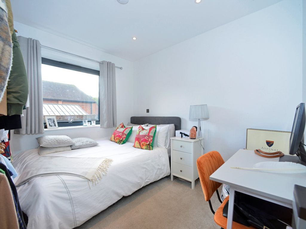 2 bed flat for sale in Godalming, Surrey GU7, £335,000