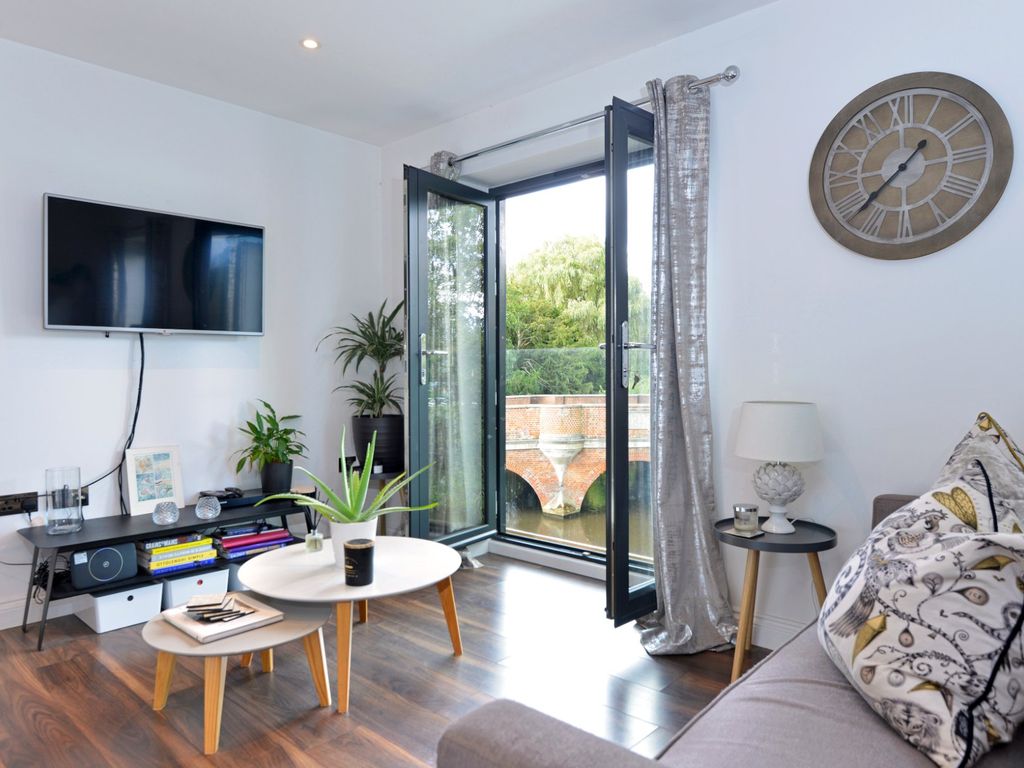 2 bed flat for sale in Godalming, Surrey GU7, £335,000