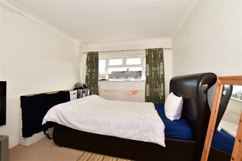 2 bed flat for sale in Peterborough Road, Crawley, West Sussex RH10, £180,000
