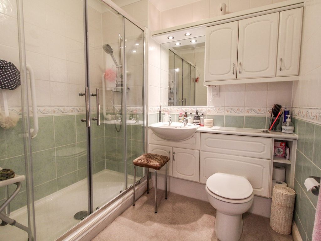 2 bed property for sale in Bath Road, Calcot, Reading RG31, £150,000