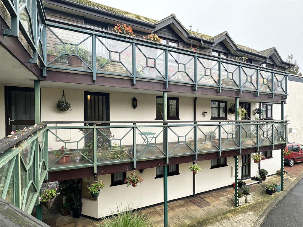 2 bed flat for sale in Bolton Street, Brixham TQ5, £120,000