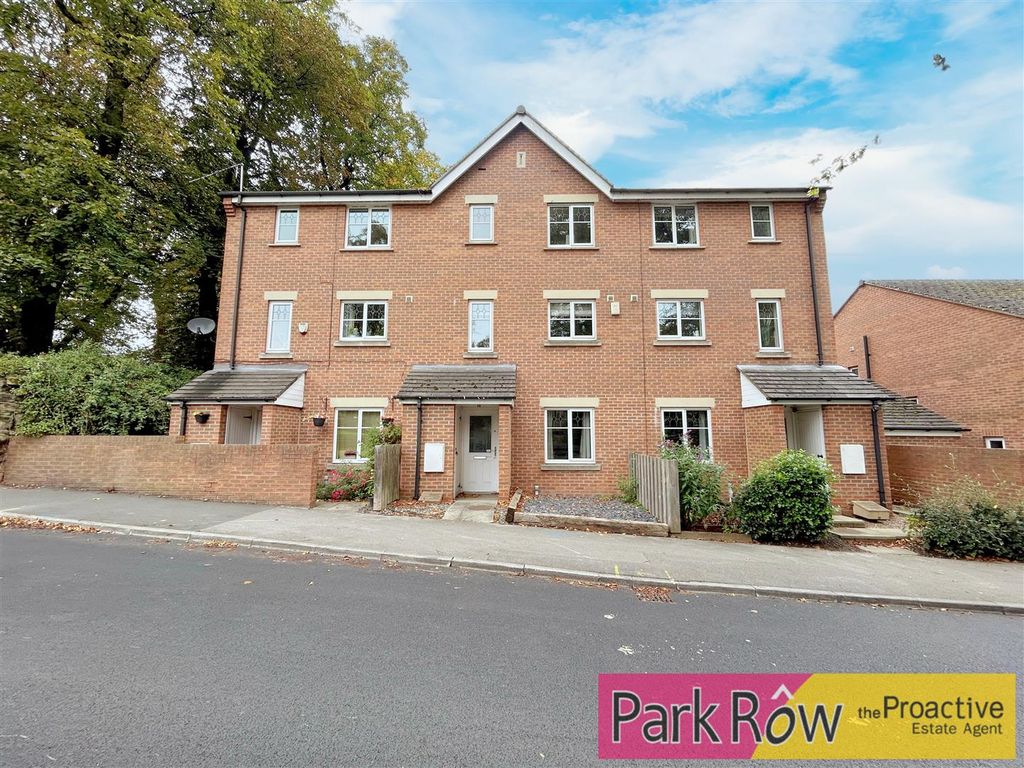 4 bed town house for sale in North Baileygate, Pontefract WF8, £220,000