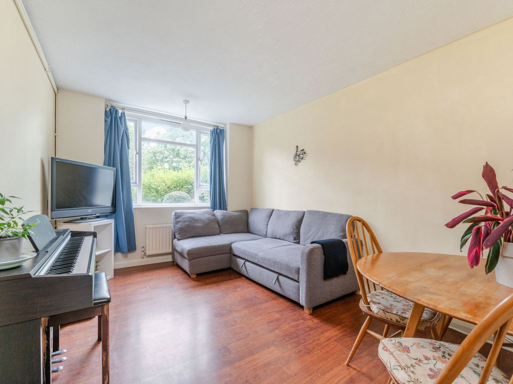2 bed flat for sale in Norman Court, Lordship Lane, East Dulwich SE22, £300,000