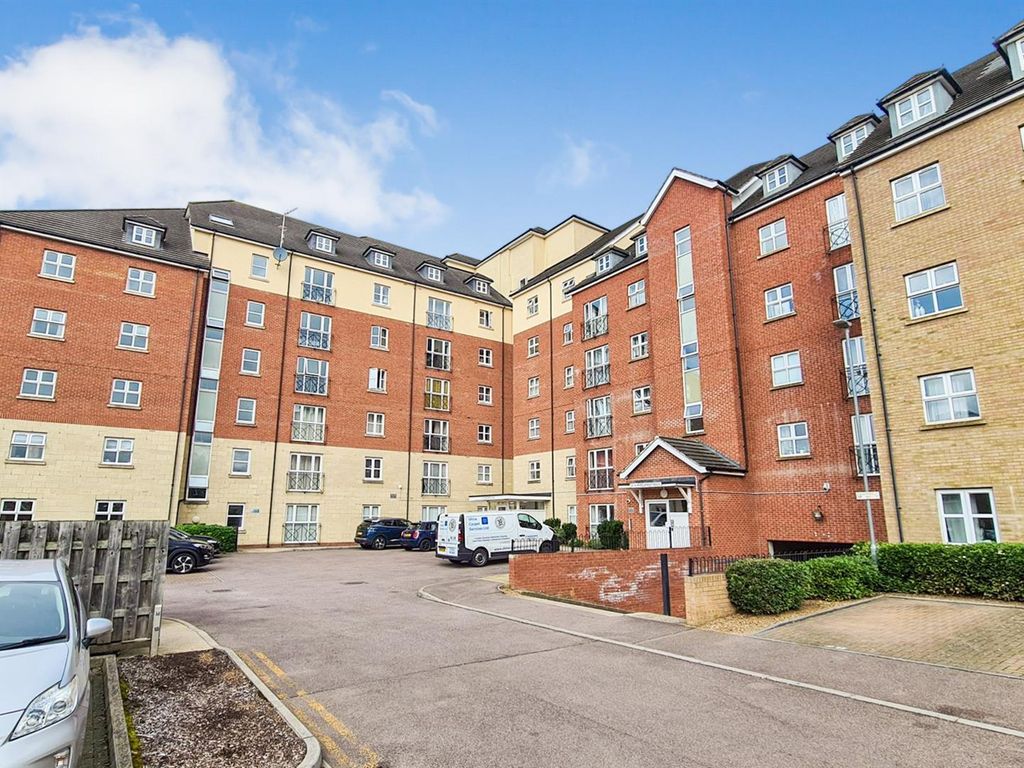 1 bed flat for sale in Wheelwright House, Palgrave Road, Bedford MK42, £148,000
