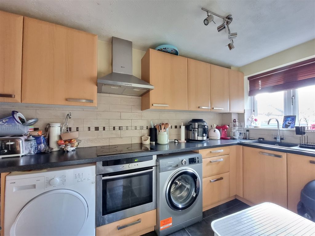 1 bed end terrace house for sale in North Hill Drive, Romford RM3, £280,000