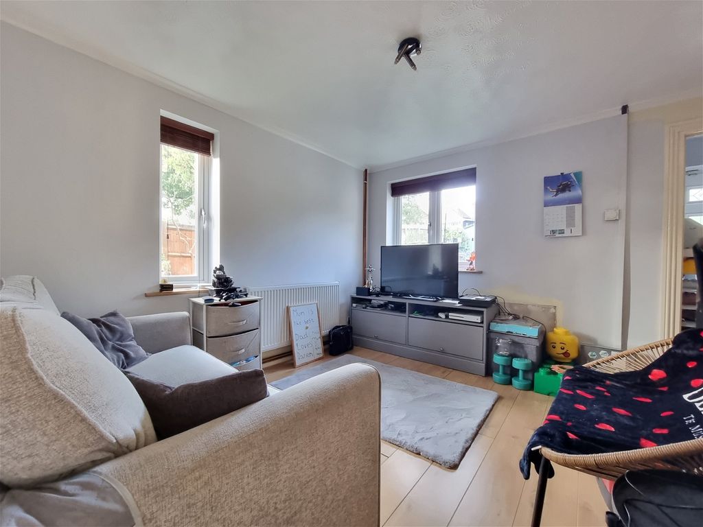 1 bed end terrace house for sale in North Hill Drive, Romford RM3, £280,000